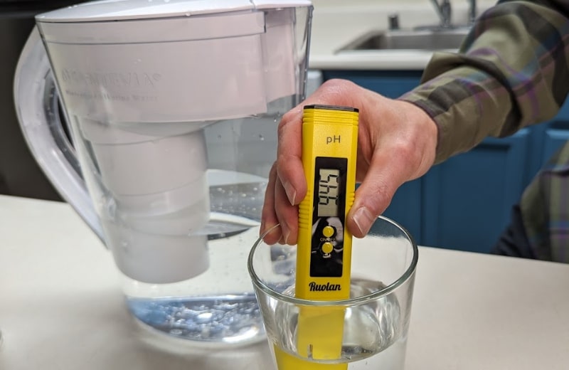 Testing the pH level of water after filtration with Santevia MINA Alkaline Pitcher Testing the pH level of water after filtration with Santevia MINA Alkaline Pitcher